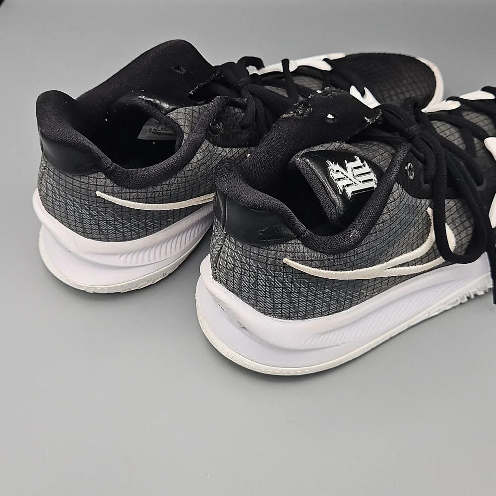 Nike Kyrie Irving Low Basketball Shoe Youth 6.5